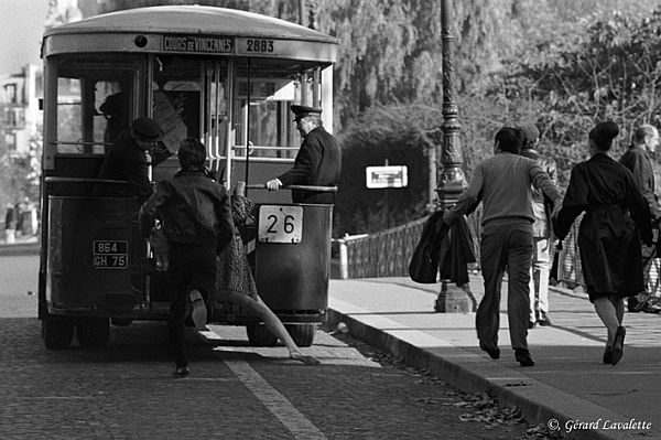 4ème arrondissement - Prendre le bus en marche pont Louis-Philippe