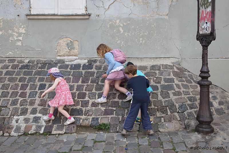 18ème arrondissement – Marcher sur les murs rue saint Eleuthère
