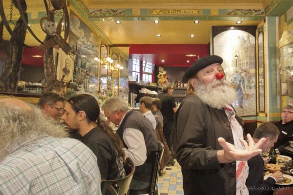 010045 - le Christ Inn's rue Montmartre