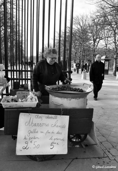 060028 - Mireille vend ses marrons devant le jardin du Luxembourg