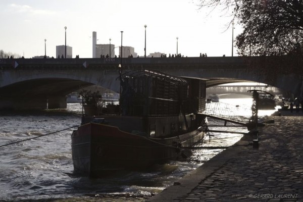 160007 - Une péniche au pied du pont d'Iéna