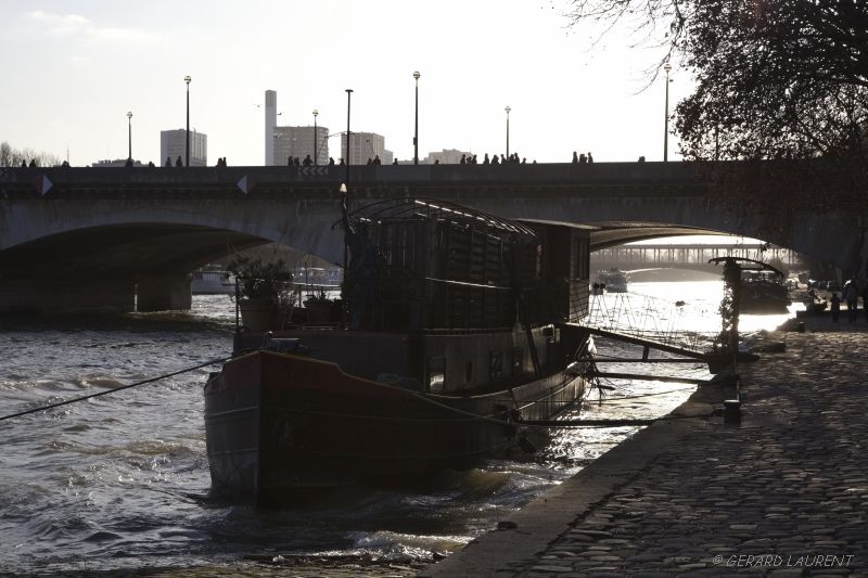 16ème arrondissement – Une péniche au pied du pont d’Iéna