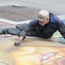 4ème arrondissement – Helmut dessine à la craie devant Beaubourg