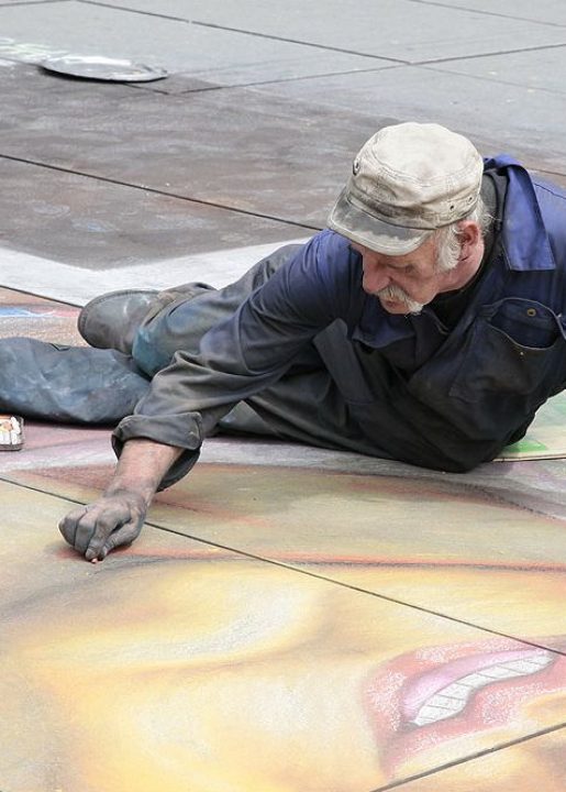 4ème arrondissement – Helmut dessine à la craie devant Beaubourg