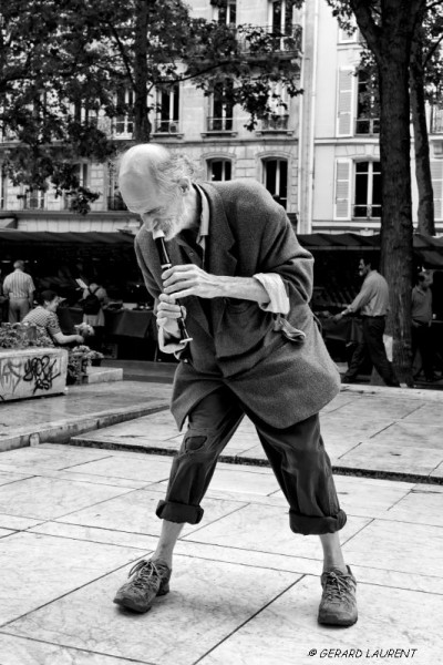 110055 - le joueur de pipeau du marché Richard Lenoir