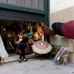 4ème arrondissement – Julie et son parapluie rue des Guillemites