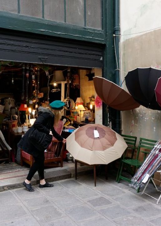 4ème arrondissement – Julie et son parapluie rue des Guillemites