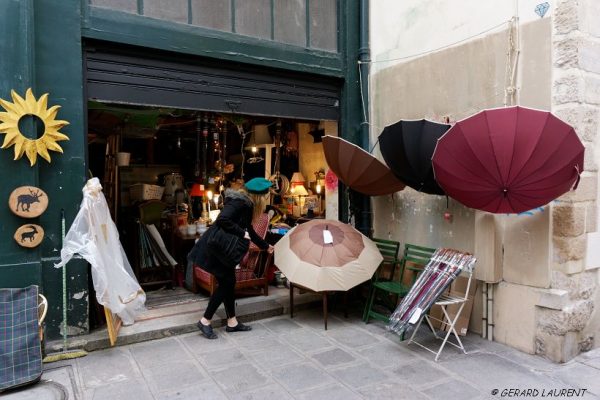 4ème arrondissement - Julie et son parapluie rue des Guillemites