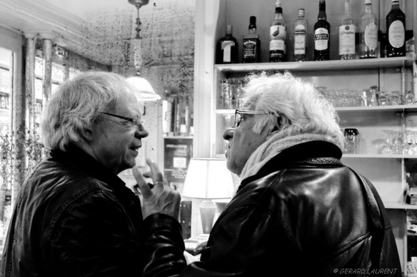 Discussion serrée au comptoir du verre à pied