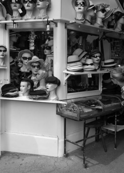 3ème arrondissement – Le marchand de chapeaux de la place des Vosges