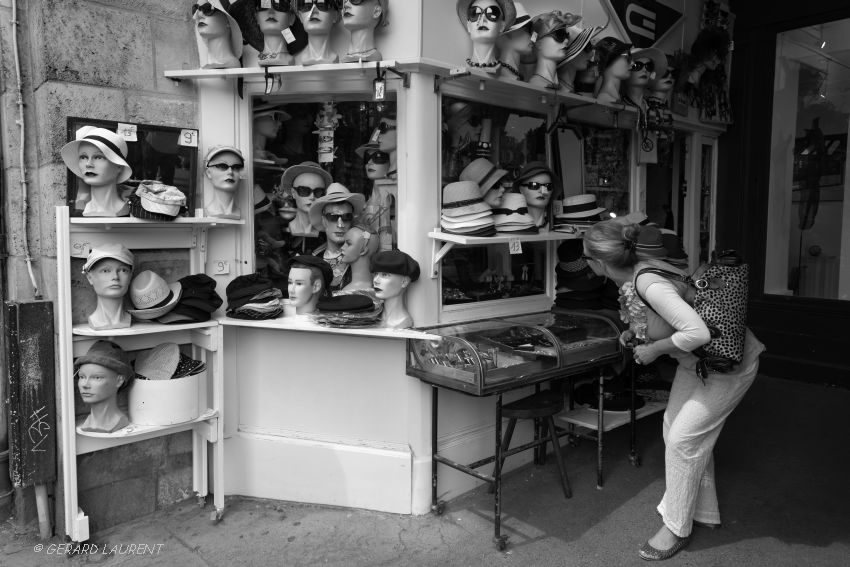 3ème arrondissement – Le marchand de chapeaux de la place des Vosges