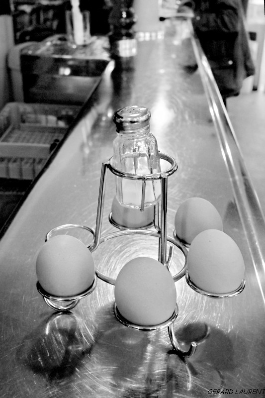 16ème arrondissement – Le petit bruit de l’oeuf cassé sur un comptoir d’étain