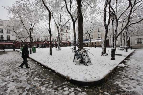 180055 - la place du tertre sous la neige