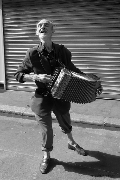 170010_l_accordeoniste_de_la_rue_de_levis