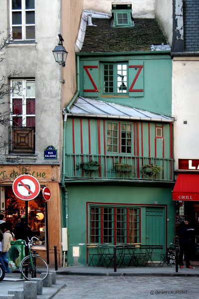 5ème arrondissement - Le petite boutique verte de la rue Galande (@Gérard Laurent - 2005)