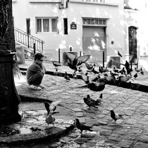 18ème arrondissement – L’enfant et les pigeons place Emile Goudeau